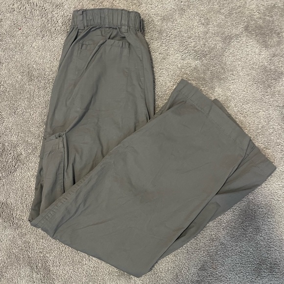 These gray cargo pants are light weight - Picture 8 of 9